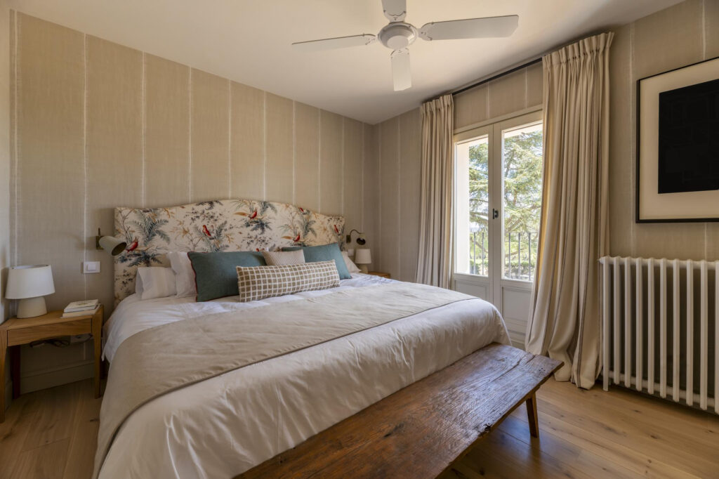 quarto com ventilador de teto
